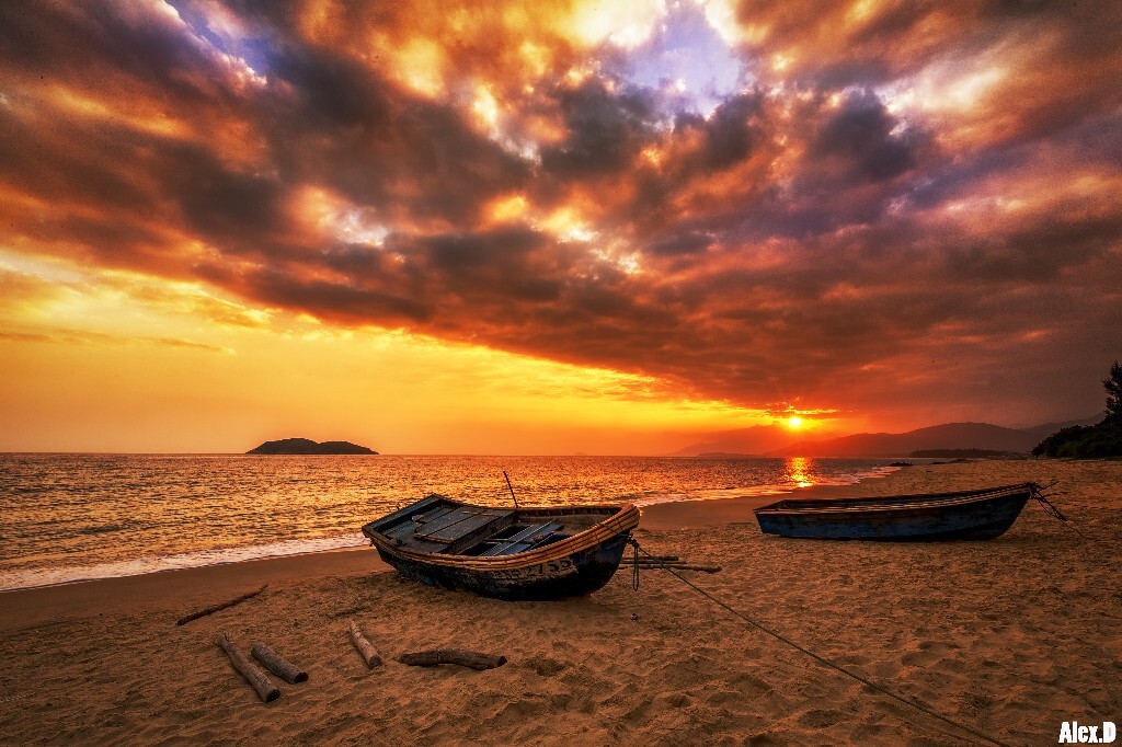 夕阳落下。吹着海风。上次来海南一张因为种种原因没有拍下一张照片。这次正好碰到。