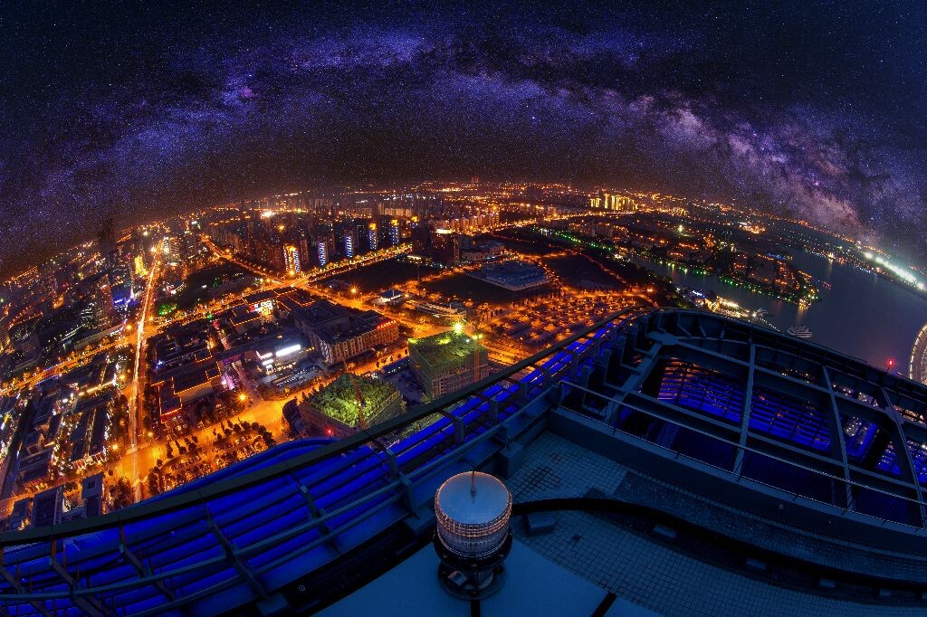 再次爬楼。<br />
<br />
同一个机位。<br />
<br />
最近好像很流行这个。。。<br />
<br />
像站在宇宙飞船的船舷上。俯瞰这座城市。