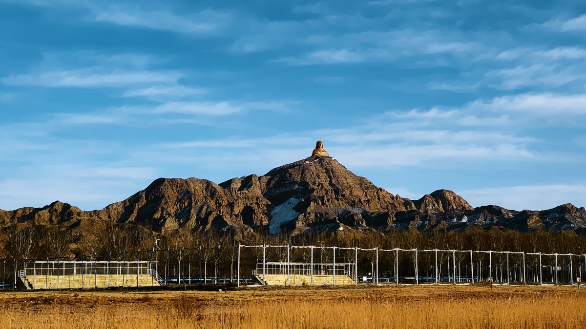 远眺甘德尔山上的成吉思汗雕像