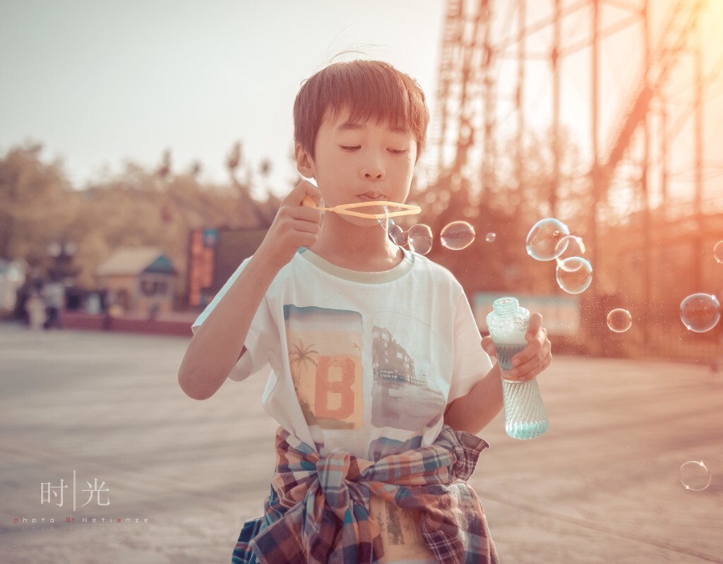 修着这张片子，脑子里想着我的9岁。那时候父亲拿着傻瓜胶片，我手里攥着比这个小的泡泡瓶，爸爸说一会我喊1.2.3你就开始吹，好好吹别闹，要不别浪费了这一张。。想到这眼眶早已湿润，致敬我幸福的童年，致敬爸爸