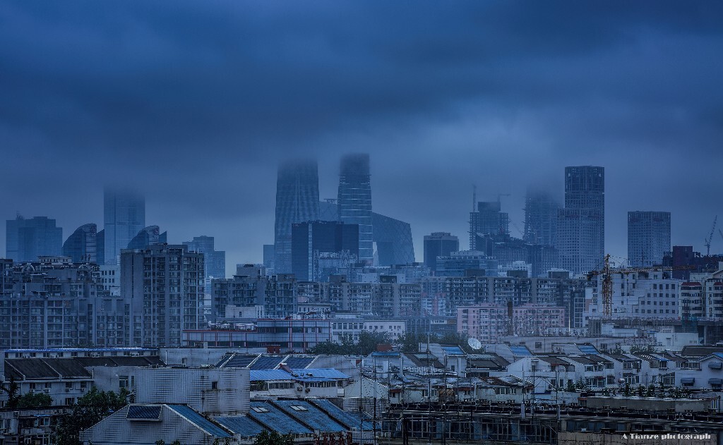 2天大暴雨过后 京城雨水短暂休整  凌晨爬上高层 发现CBD已隐没在水雾之上