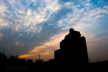 夕阳下的图书馆