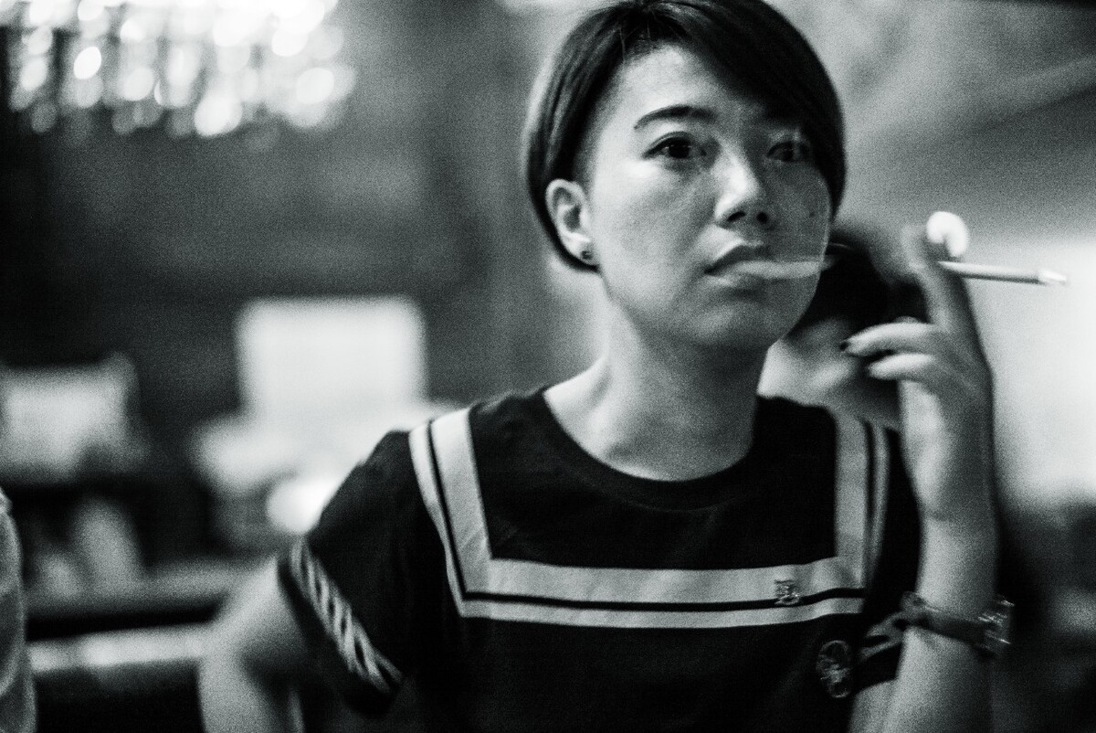 穿水手服抽烟的女人<br />
拍于上海酒吧，我的一个朋友