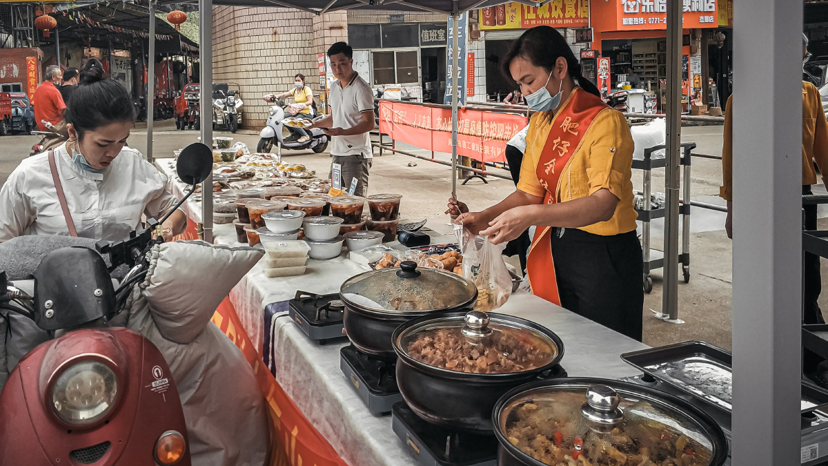 大饭店路边摆摊自救疫情对餐饮业的冲击极大不少店铺被逼关门疫情缓解