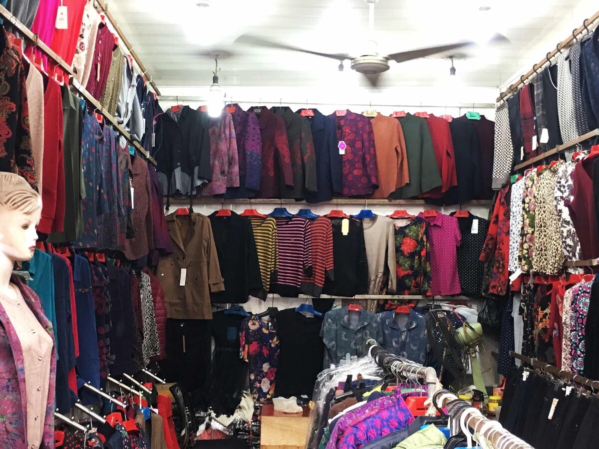 一直觉得有一类服装店老板是极擅长最大化单位面积的展示能力的