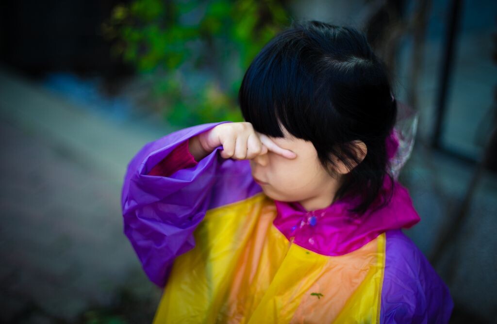 大连街头偶遇晴天非要穿雨衣的小女孩儿