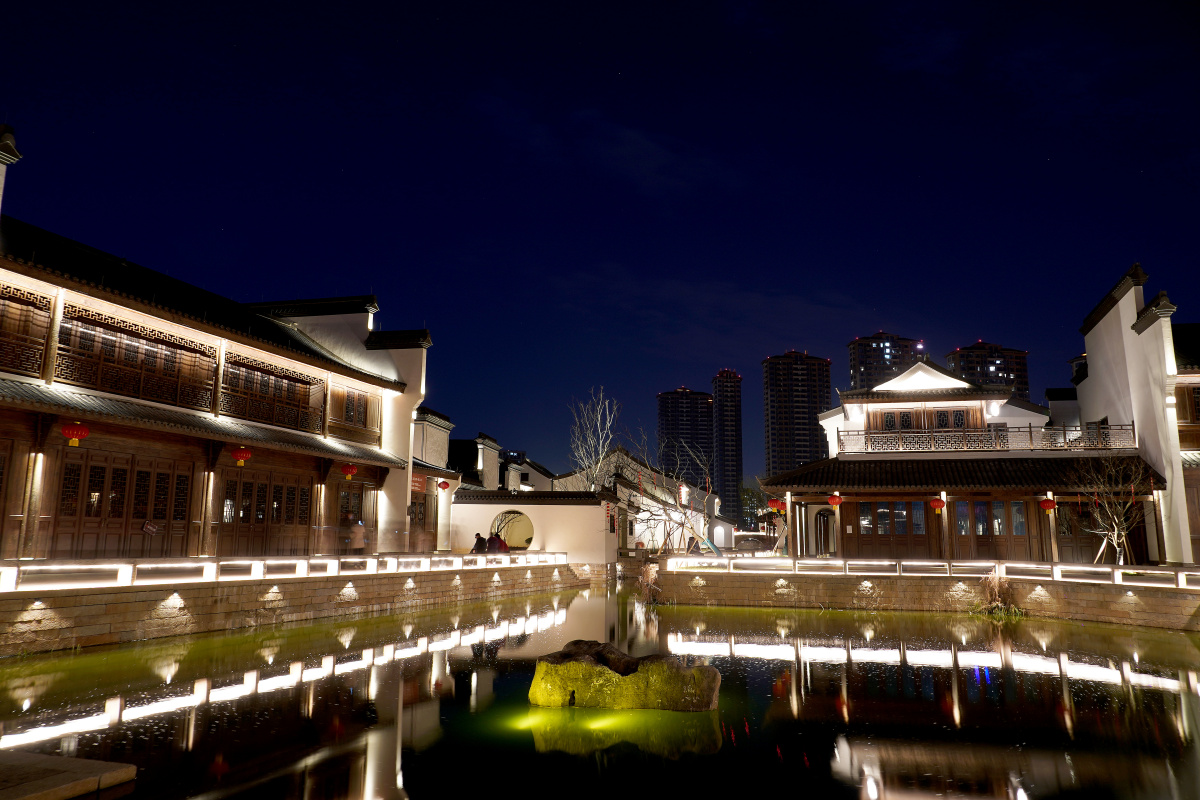 夜幕下的闲林老街