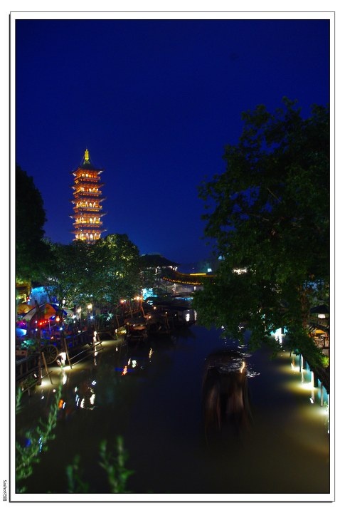 夜阑犹翦灯花弄,半眼迷离半眼愁