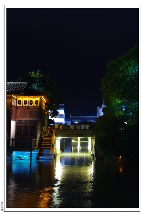 夜阑犹翦灯花弄,半眼迷离半眼愁