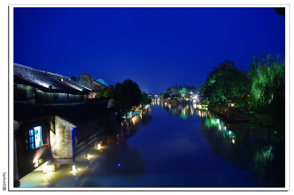 夜阑犹翦灯花弄,半眼迷离半眼愁