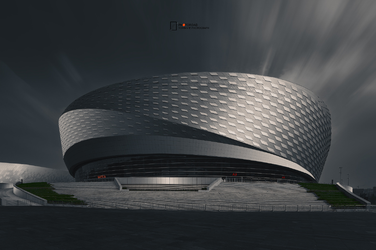 1万平米幕墙采用了三维曲面幕墙,结构二层以上采用异型三维曲面穿孔