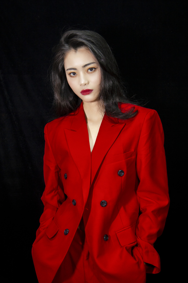 红色西装时尚写真