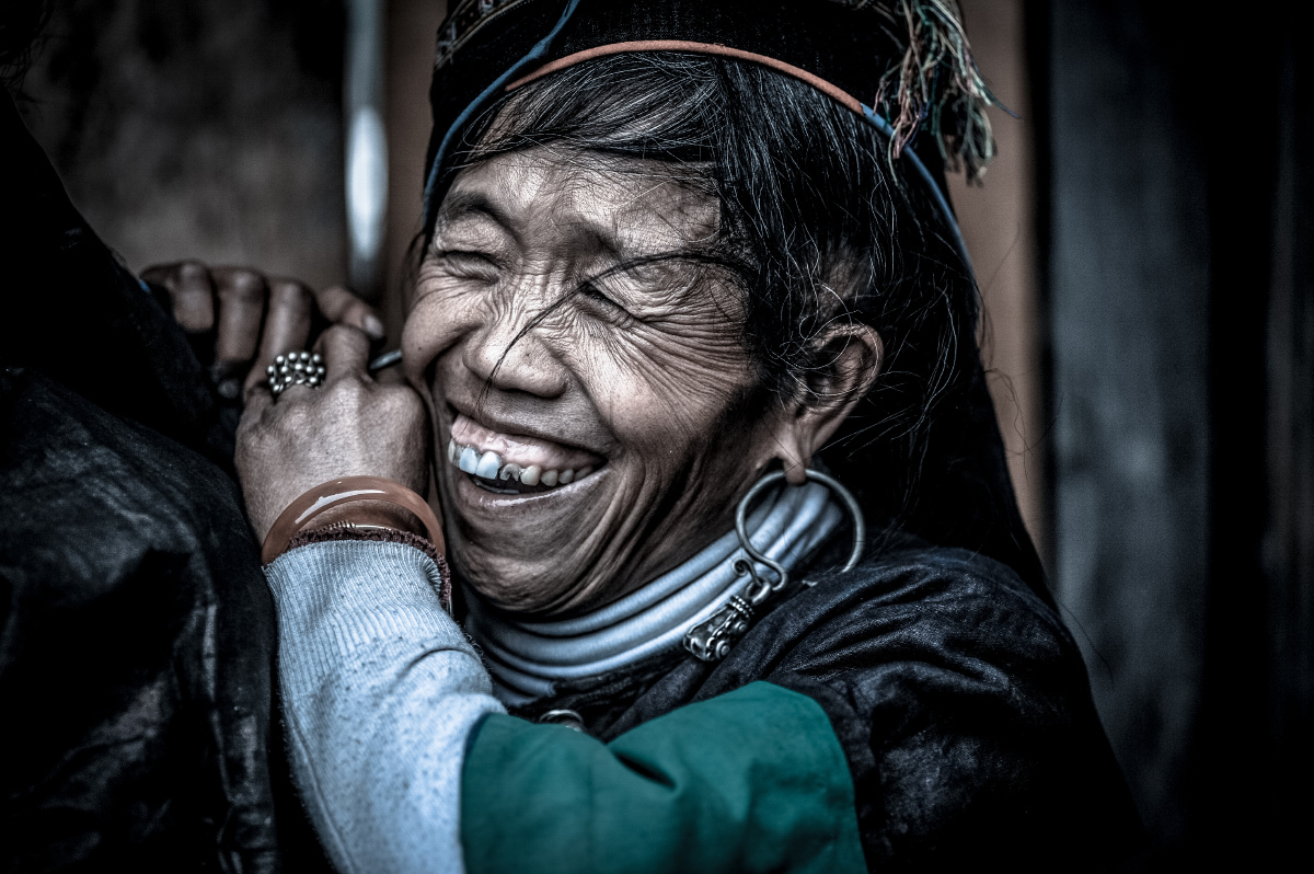 醉酒后的苗族妇女