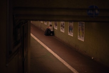 地下道的侧影