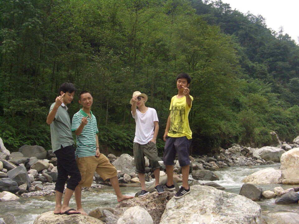 必要时 对着镜头  竖起中指<br />
20110819