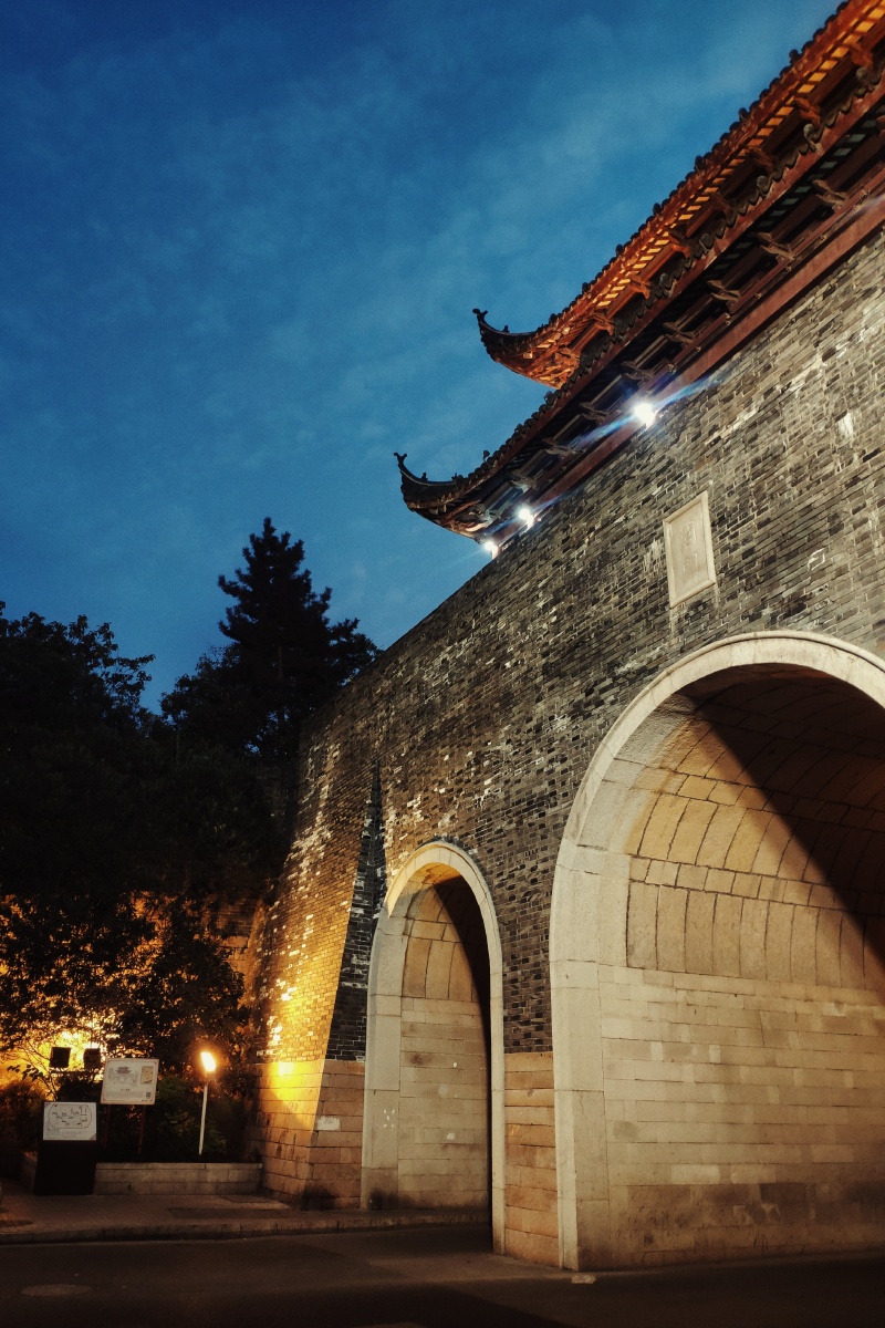 感觉穿过这座城楼就会进入到另一个时空