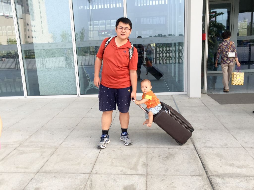 2015年6月：从杨凌回北京参加博士生复试时老婆孩子送行！