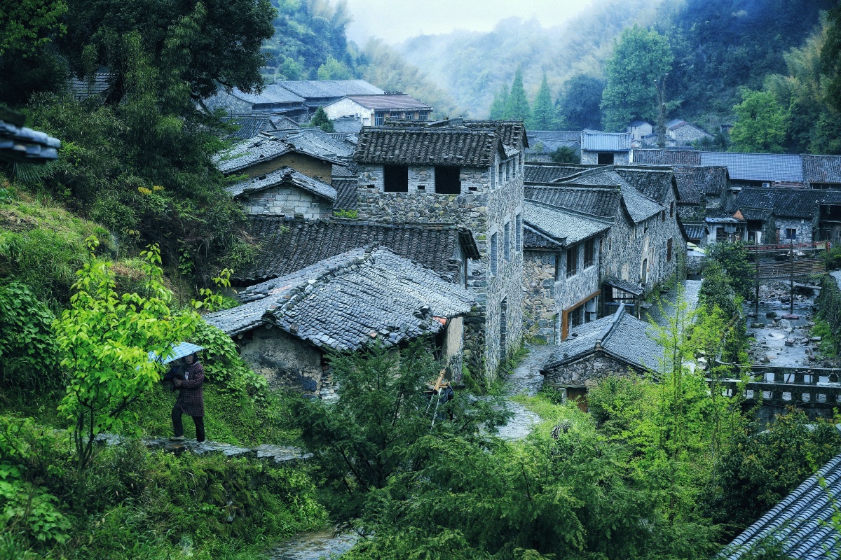 雨中村落