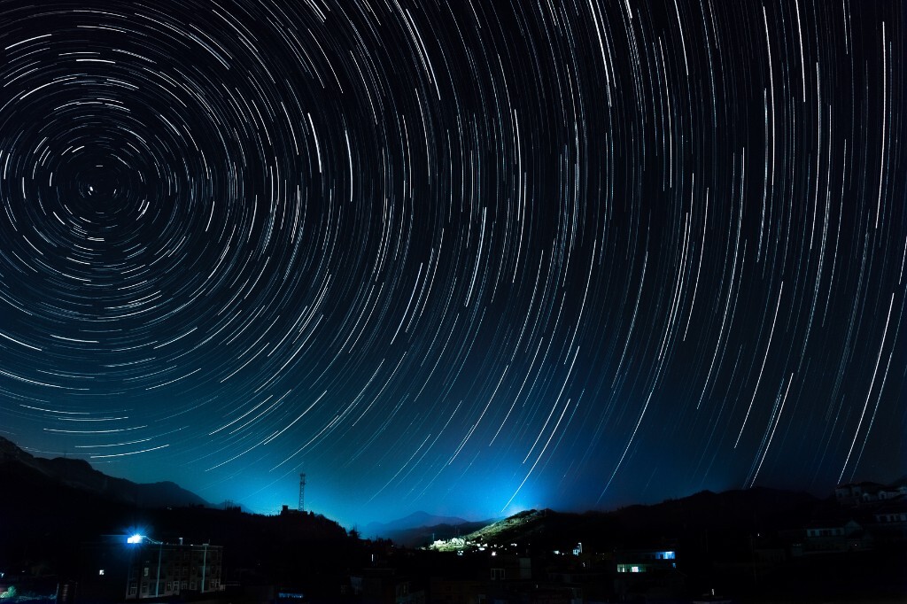 一月  天之旋星   <br />
大地已经沉睡，睁眼只见漫天星光。
