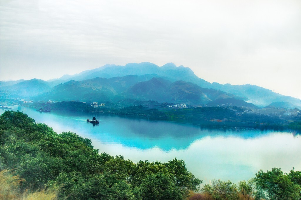 二月 沅江春水  <br />
好似梦中的一幅水墨画卷，湘西的山水处处充满着诗意的宁静。
