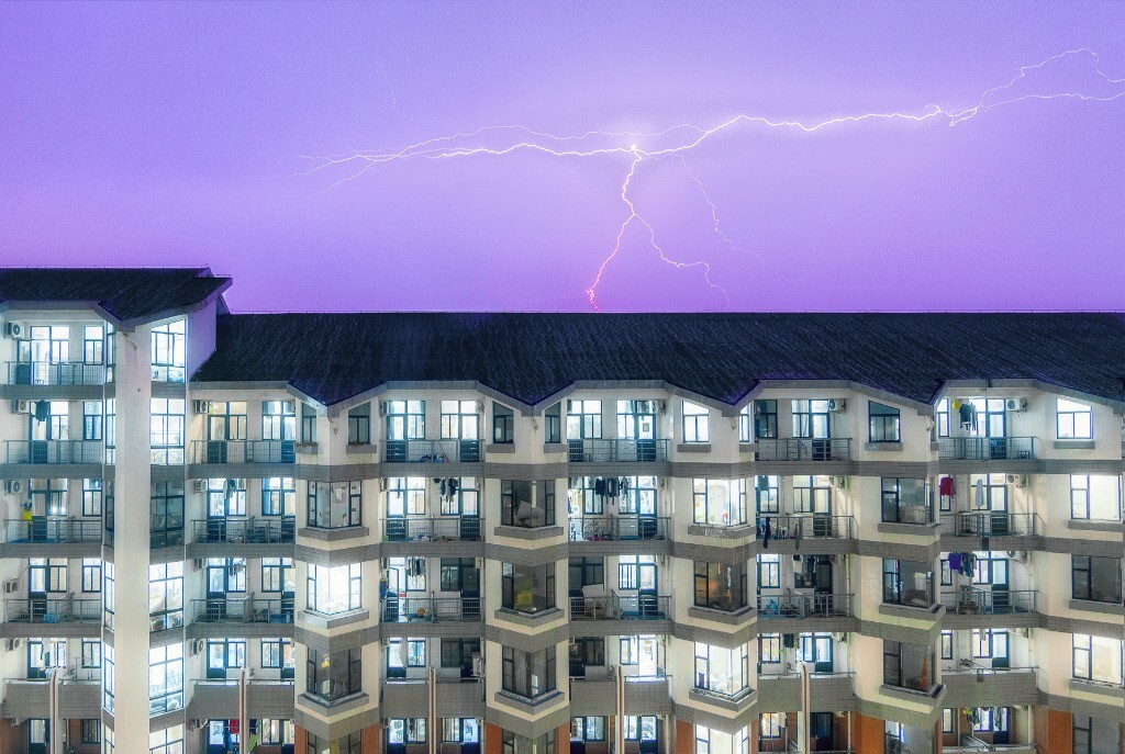 五月 雷鸣夏夜  <br />
屋外电闪雷鸣，我要在这个夜晚做一个荡气回肠的梦。
