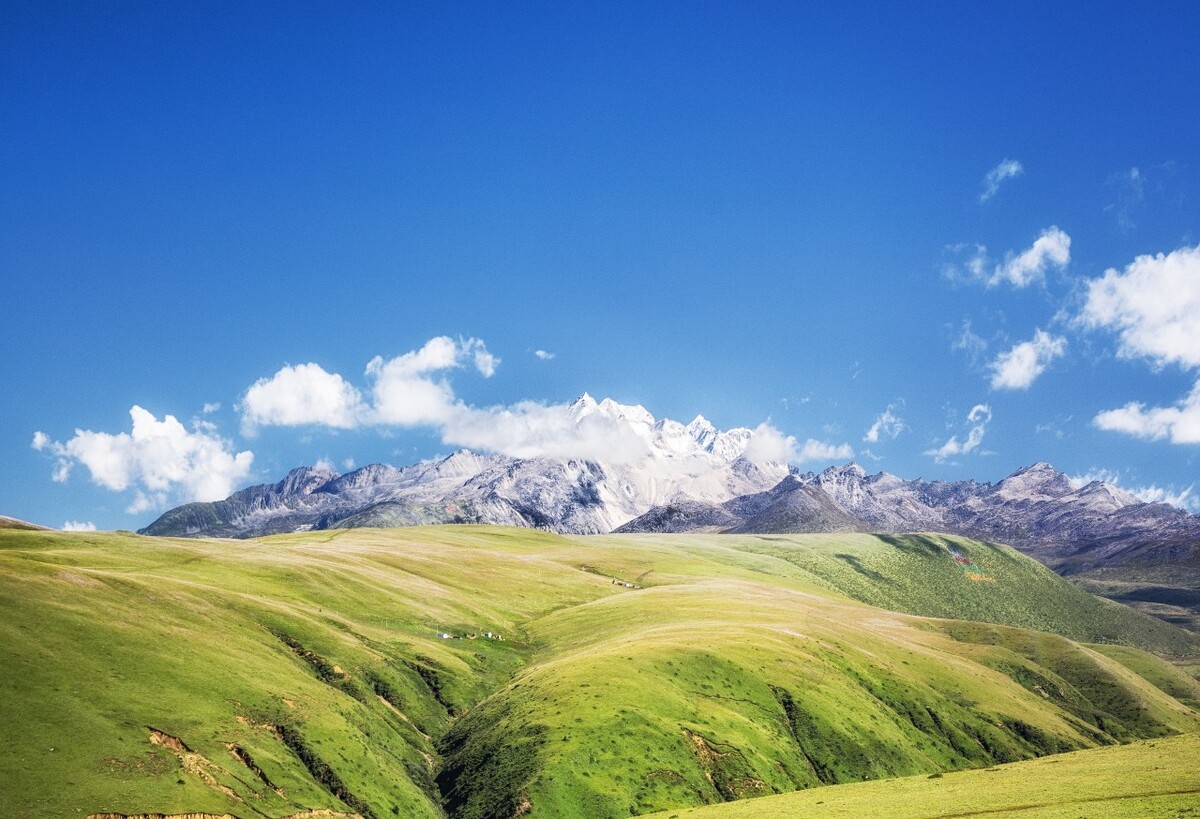 青绕神山是进入塔公草原所见的第一座雪山，海拔5305米。青黄相间的草原是大地最美的色谱，蓝天下的皑皑白雪是最耀眼的光芒。