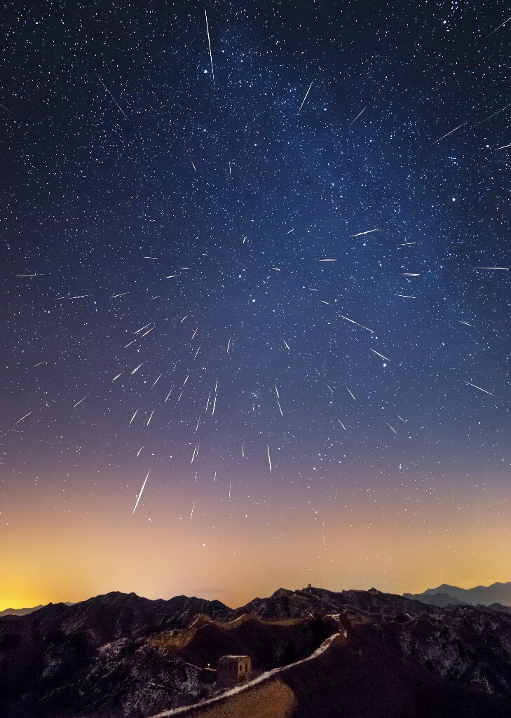 黑夜中闪耀的星际尘埃，是我见过的最美的焰火。<br />
拍摄于古北口长城，累计曝光约3小时，后期手动旋转对齐流星，地景堆栈降噪，共叠加流星八十余颗。