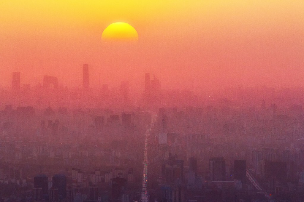 2.春分悬日<br />
　　3月　定都阁　　春分之日，太阳从长安街尽头升起。今年第一次正式外拍，在摄影队老前辈们的带领之下夜袭定都阁，在山顶被狂风吹了一夜后等来了日出。由于外拍队伍中混入了debuff齐，导致雾霾严重，画面质量不甚理想。不管如何，定都阁悬日是去年秋分就一直想拍的东西，这个愿望终于同大家一起实现了。