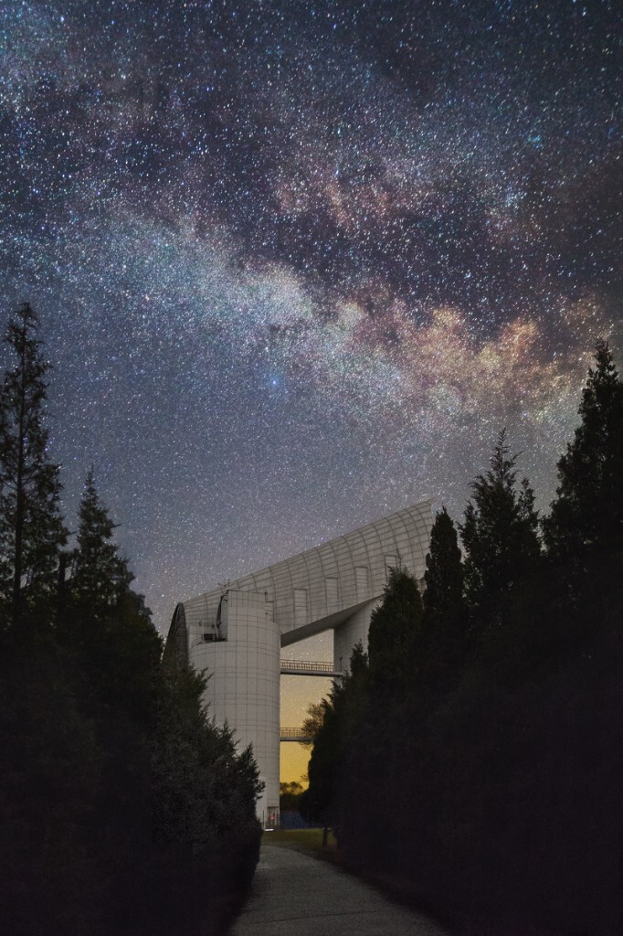 站在地面向LAMOST望去,LAMOST倾斜的造型像是通往宇宙的天梯。