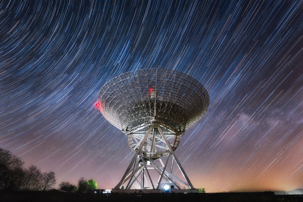 "我们都会长大,唯有这片星空不老。"群星在夜空中不断流淌,日复一日,年复一年。相比起人类短暂的一生,星空是永恒的存在。国家天文台密云站。