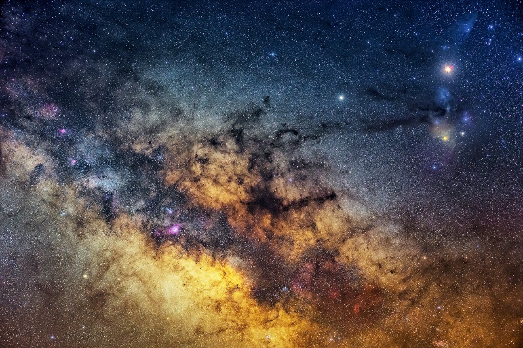 星光穿越时空而来，倒映在你的瞳底，照亮了我的心。50mm f4，120s×15张，赤道仪跟踪拍摄，2016年五月于库布齐。