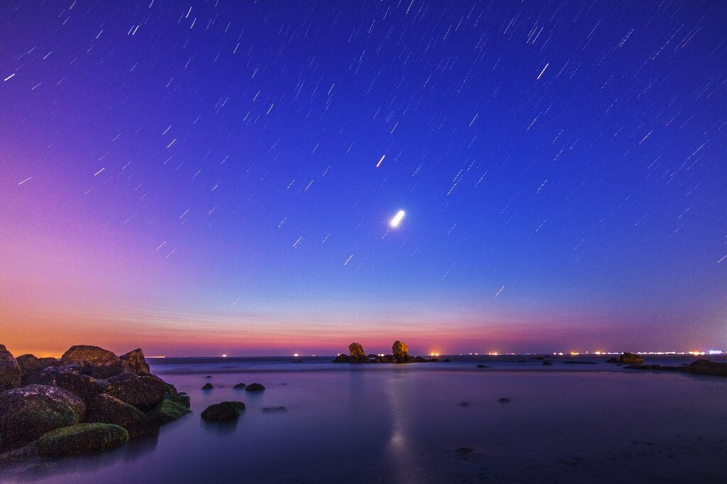 北戴河，日出前的天空。经过与小伙伴们一晚上的狼人杀之后我决定提高风光狗的自我修养，独自去拍日出。事实证明即使损失了上午一起去海滩的活动也是值得的。第一次在海边长曝，没出好片，不过在一些需要注意的问题上积累了经验，比找前景、估计涨潮和躲避早起戴头灯捡海鲜的人啥的。