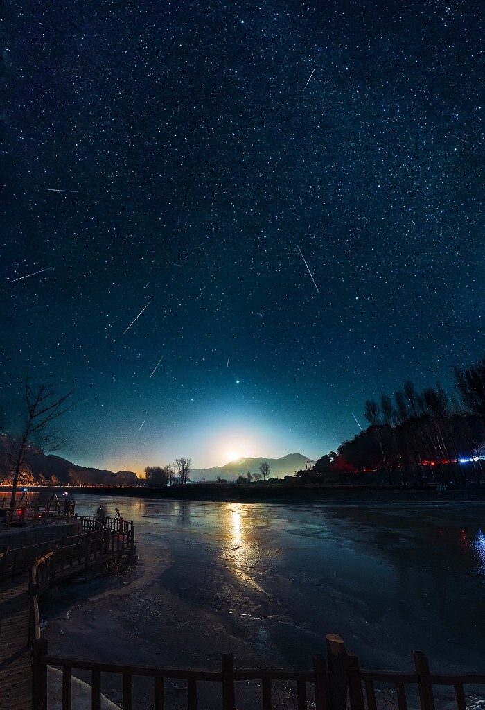 十二月,《曜月嵌星》<br />
<br />
上周刚刚解锁的新成就——拍(ps)到(出)流星雨。月升,流星落,还有一起拍流星雨的小伙伴们……第一次涉及终极快门杀手,后期虐了我七个小时。不科学的跨时间曝光,烂到爆的前景合成,粗糙的修图痕迹和毫不体谅构图的流星们。而看到流星雨从记忆变成照片的时候,脑海里都是那个晚上的欢呼声……此前希望十二月的best能够是一张流星雨,这次终于如愿了,用60D和最大光圈4.5的10-18mm开着最高ISO拍到了人生中第一场流星雨,2014,一个绚丽的句号。