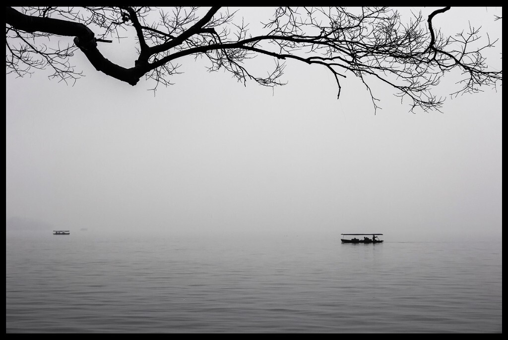 二月,《西湖冬雨》<br />
<br />
特地选了一个雨天,待已久的雨日杭州,没有色彩的西湖美景。这张照片的树枝和船的位置都比较理想,现在还是很喜欢这种意境。