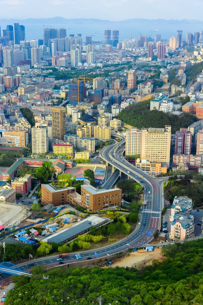 五月,《大连》<br />
<br />
第一次和摄影队的小伙伴们出去的假日外拍活动,拍到了很多看似“大片”(现在看来修得很渣)。结果翻了一遍相册,最喜欢的竟然是这张对焦还不怎么准的游客照。当时我们上了大连电视塔,发现遮挡太严重不适合摄影,马上又下去了。就在塔顶的几分钟我随手朝个方向拍了几张照片,后来发现这张照片的构图比较有意思,于是认真调了一下颜色……现在重新看,我觉得画面的左边还有点局促,左边再能更多一点就好了。不过,这已经不太可能了。很多时候照片就是来得这么随意,又有各种各样的遗憾,摄影的哲学太高深了……
