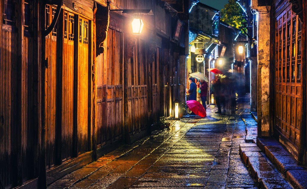 西栅·夜市。熙熙攘攘。