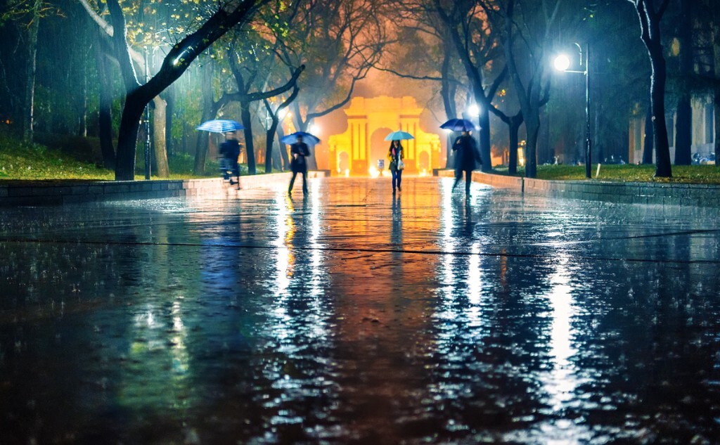 雨中四人行，相遇不相识。