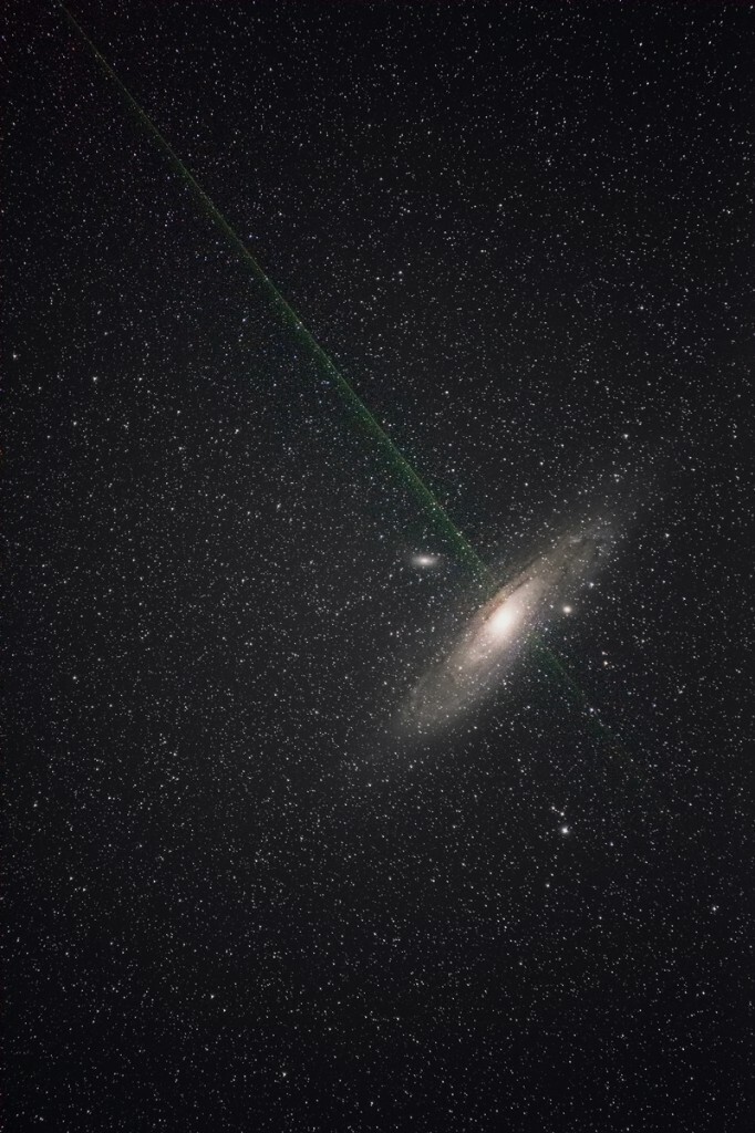 一颗群外流星划过仙女星系