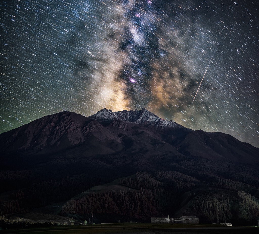 牛心山上划过夜空的流星