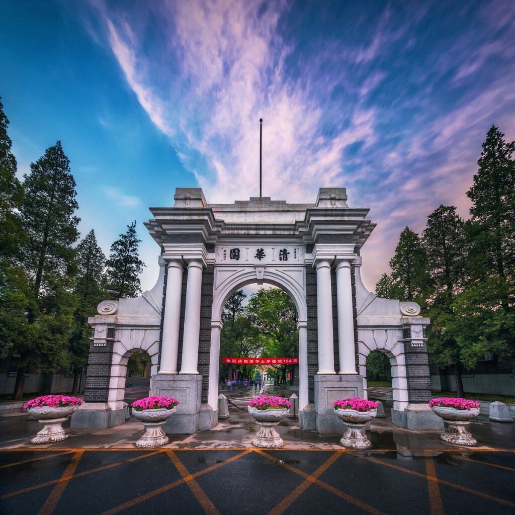 4月27日 校庆。每年校庆都给二校门拍一张证件照,这次遇到了一点点粉色的晚霞。最后第二次机会。且拍且珍惜。