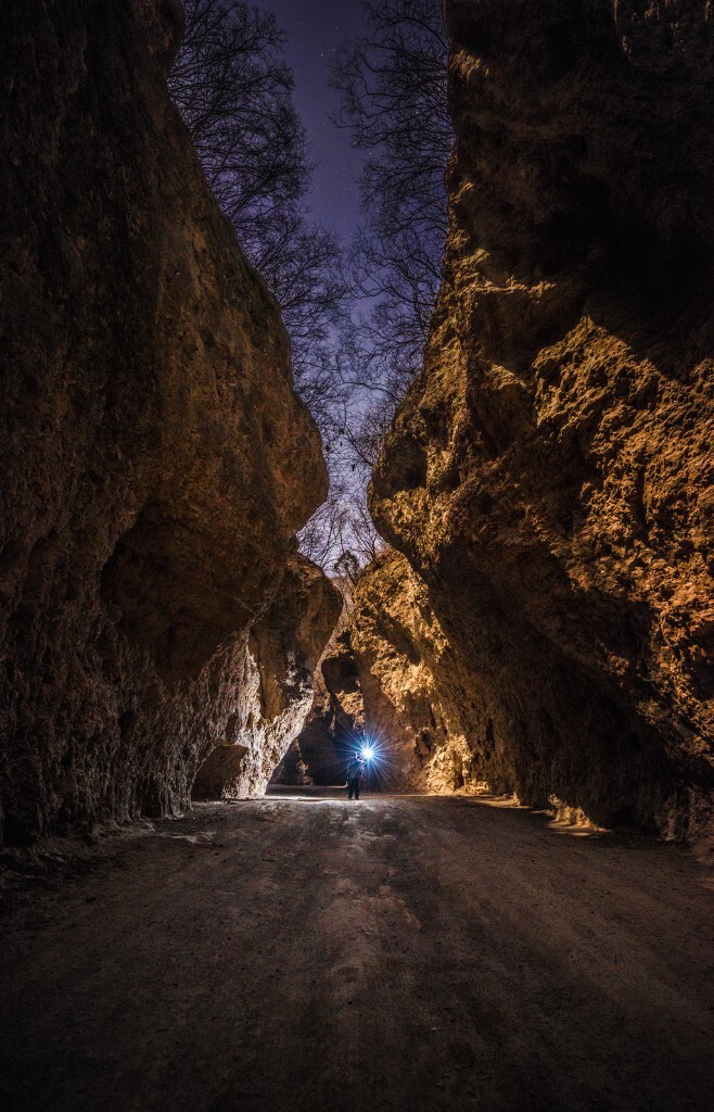 门头沟X007县道之一线天，这个峡谷就是县道本身（是否为人工开凿？），是我见过的京郊最奇特的地景。<br />
摄影：<a href="https://huaxiasutuan.tuchong.com/" target="_blank">@华夏溯湍</a><br />
模特、创意、后期：我