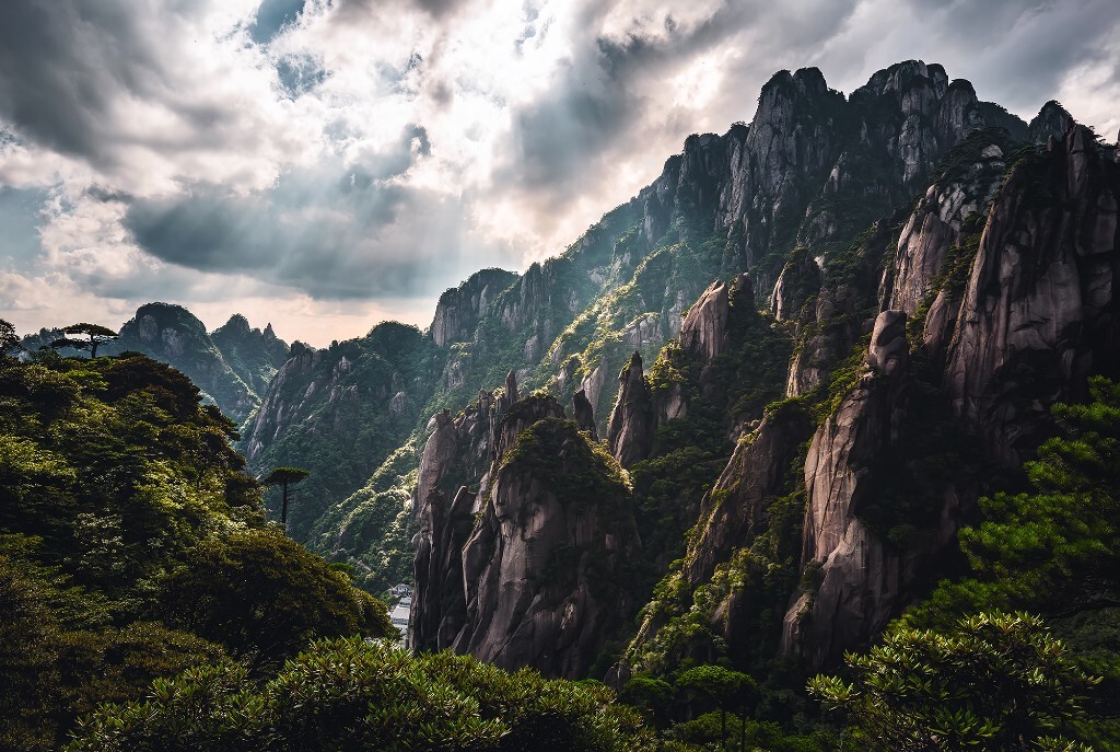 阳光刺穿云隙，仿佛仙人下凡。登山途中休息的我终于等到了期待的这一幕。刹那间，心境远离了现代尘世，敬畏和超然之情油然而生。
