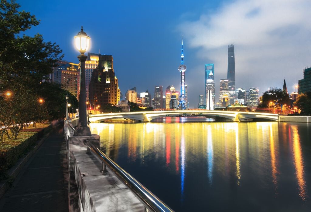 漫步在北苏州路，看着这座城市入夜。