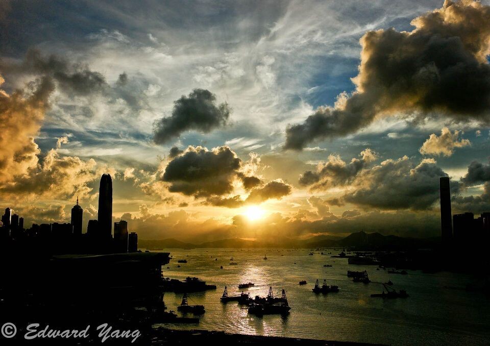 维港黄昏<br />
在香港酒店入住时拉开窗帘忽然发现眼前的美景，马上拿出相机隔着玻璃窗拍下来