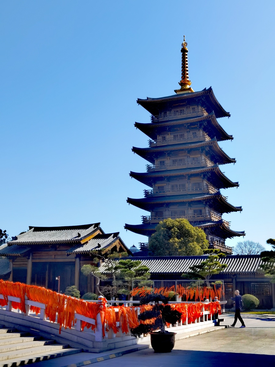 宝山寺的宝塔2021年2月在上海最大的寺庙宝山寺用手机拍摄的宝塔