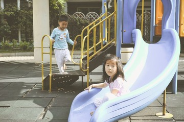 扫街拍的小孩
