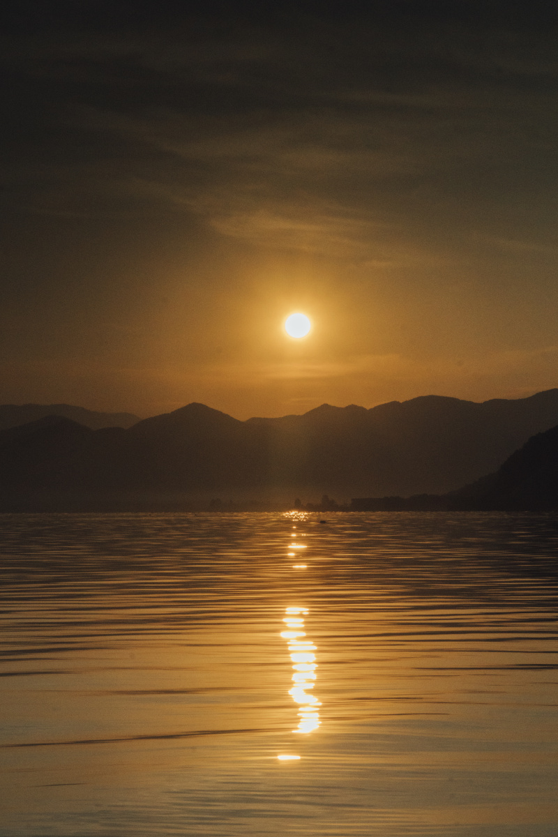 泸沽湖的日出