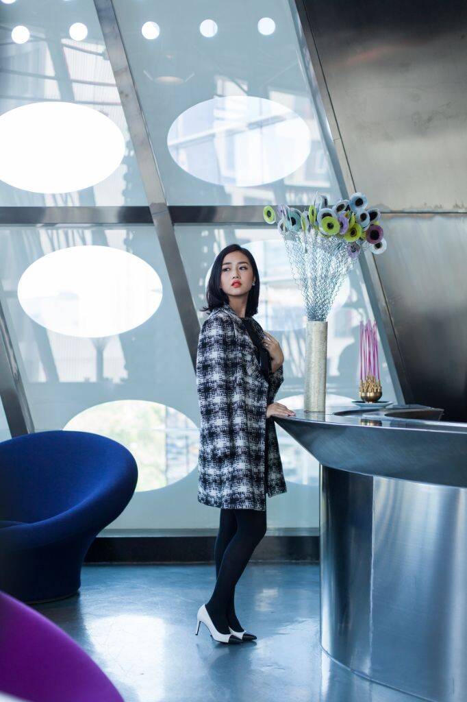 拍摄是在静安中心地段的10 Corso Como Cafe进行的,拍摄时间是当日的上午十点到12点;我和助手提前30分钟到达目的地进行准备。Cafe三面为玻璃幕墙构造,光线通透充足,为拍摄提供便利。全程拍摄2小时,拍摄场景共4个,用到闪光灯的场景只有1个,其余场景均用自然光线配合反光板补光。
