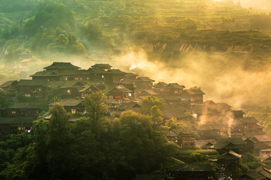 《千户苗寨晨曦》。回想在千户苗寨的那一周，每天早上6点起床拍照，苗寨的每个角落都去过了，为了拍日出不惜步行几公里去观景台占位置，我也是挺卖力的。