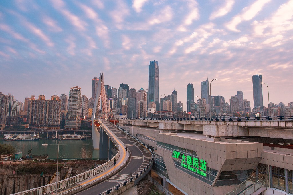 在重庆最冷的一天，去大剧院撸了一张夕阳，雪后的重庆空气格外的通透，正好又赶上一点点蓝天和夕阳...
